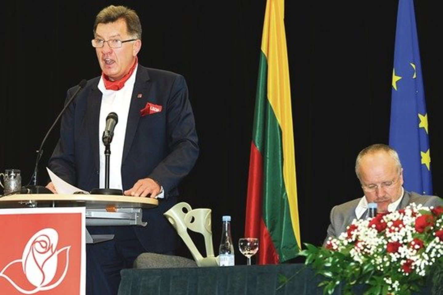Nors A. Butkevičius kone vieningai perrinktas socialdemokratų vadovu, jam teko atremti ir kritiką. Netrūko ir palaikančiųjų. Vienas jų – koją susilaužęs ir su ramentais į suvažiavimą atėjęs krašto apsaugos ministras J.O lekas (dešinėje).
