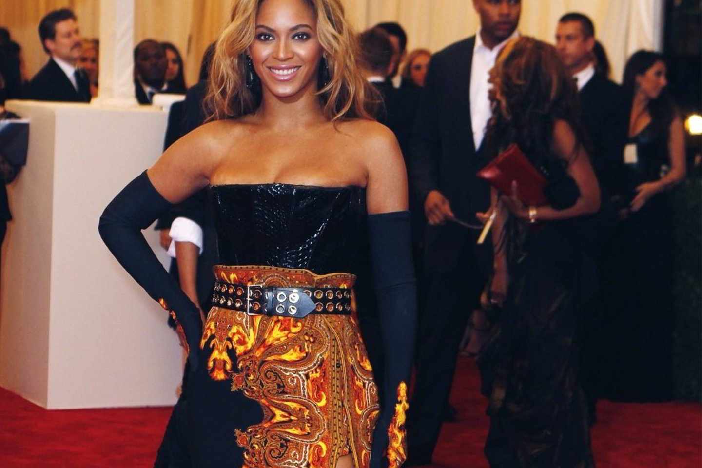 Per „Met Gala 2013“ renginį B. Knwoles vilkėjo ryškią „Givenchy“ suknelę.