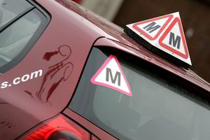 Patirtis vairavimo mokykloje: instruktoriai pardavinėja cigaretes, geria ir siūlo pirkti teises