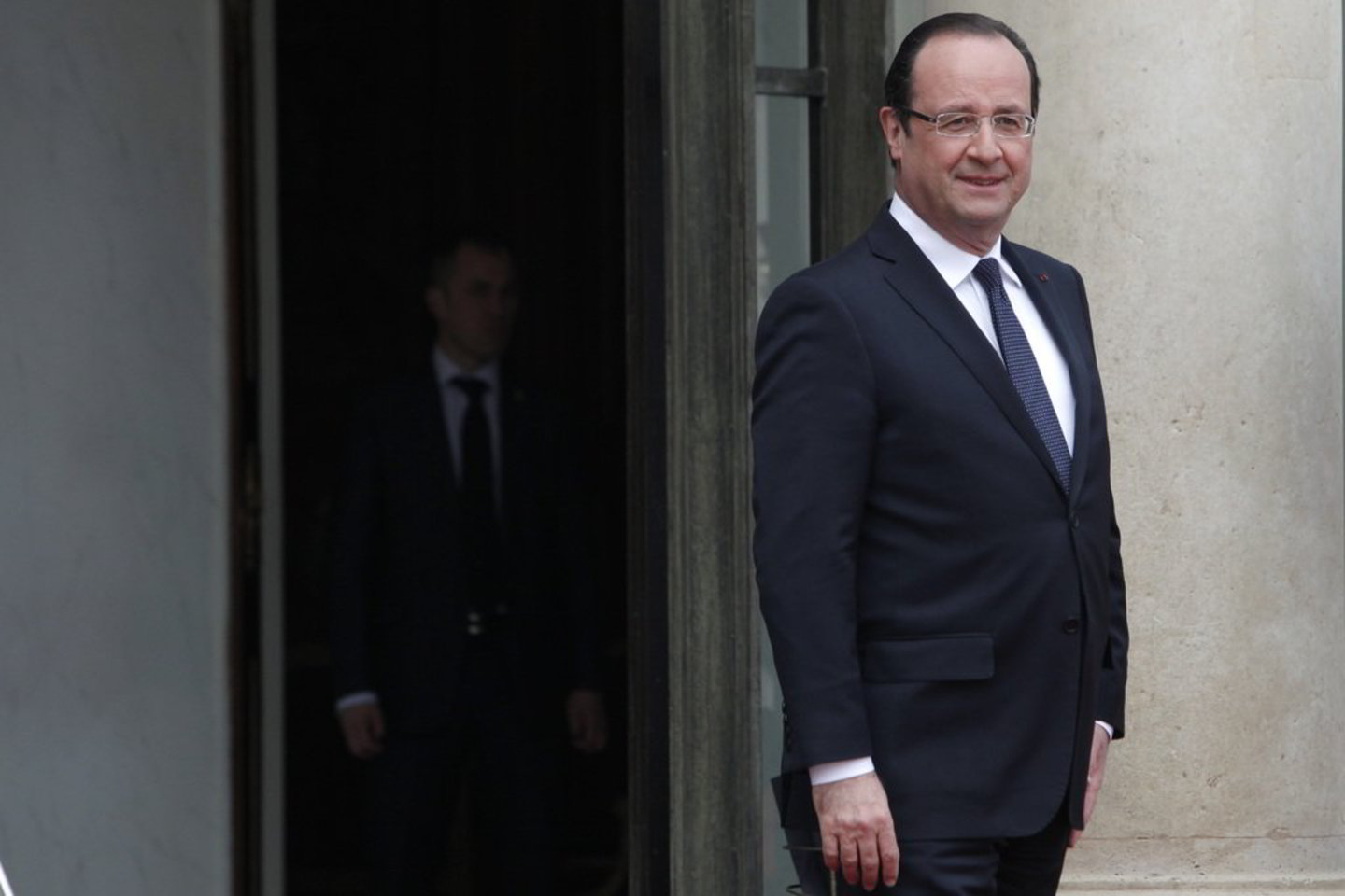 F. Hollande'as sako, kad „teroristų grėsmė neišnyko“.
