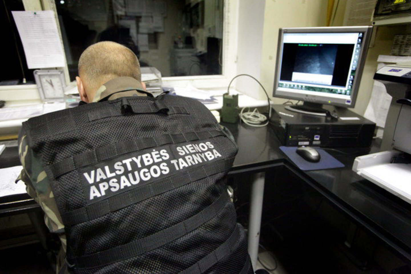 Sulaikytų nelegalų tapatybes dar tikslins ikiteisminį tyrimą dėl neteisėto valstybės sienos perėjimo ir neteisėto žmonių gabenimo per valstybės sieną pradėję VSAT Lazdijų rinktinės pareigūnai.