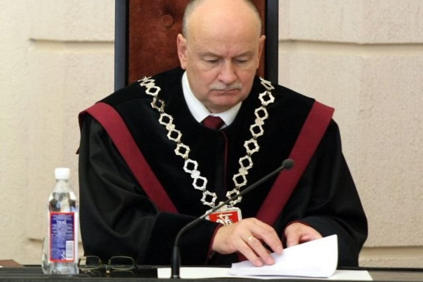 ocentas E. Bieliūnas daugiau nei dešimt metų buvo Aukščiausiojo Teismo teisėjas, anksčiau yra buvęs Europos žmogaus teisių komisijos nariu, Lietuvos ambasadų Prancūzijoje ir Belgijoje patarėju.