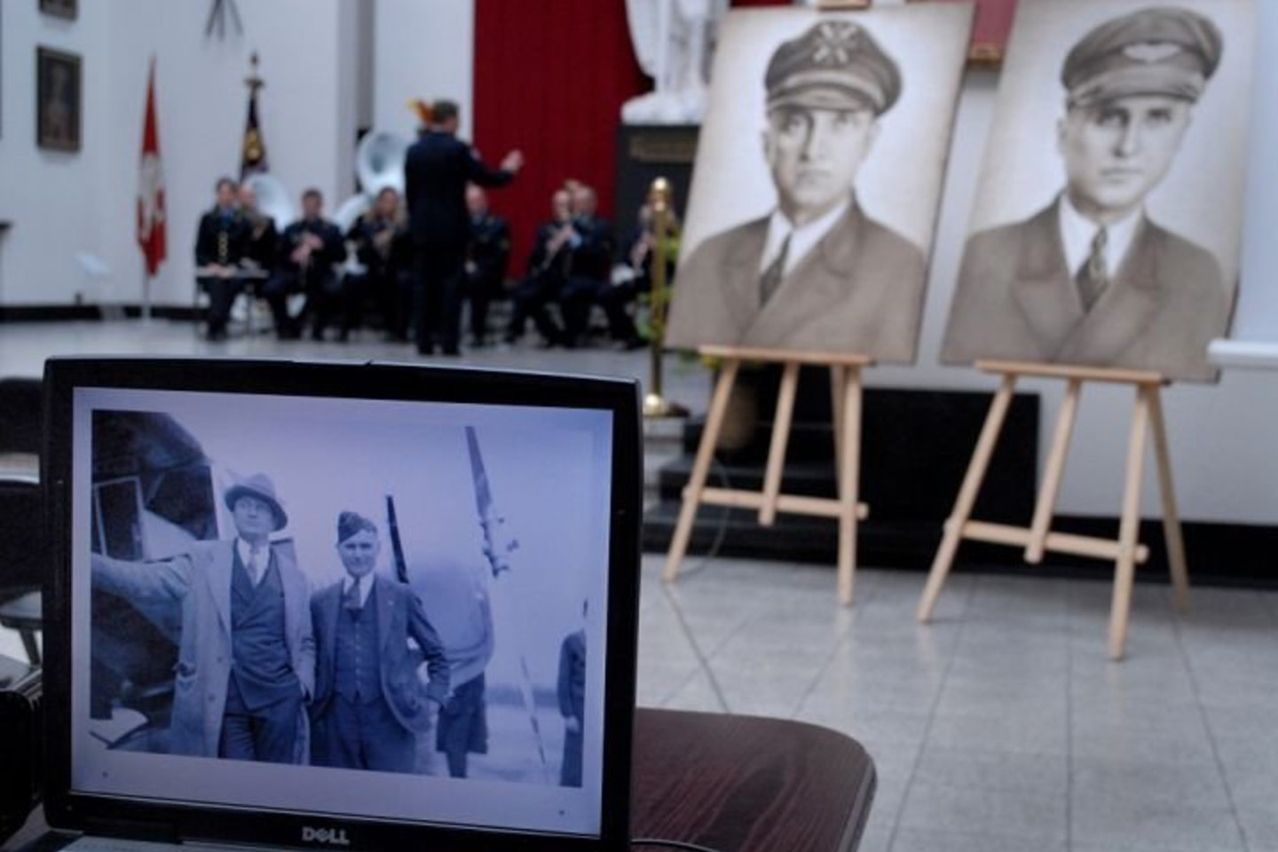 Pirmajam lietuvių transatlantiniam skrydžiui skirta memorialinė ekspozicija įrengta rekonstruotoje salėje, naujose vitrinose rodomi Atlanto nugalėtojų S. Dariaus ir S. Girėno asmeniniai daiktai, drabužiai, pinigai.