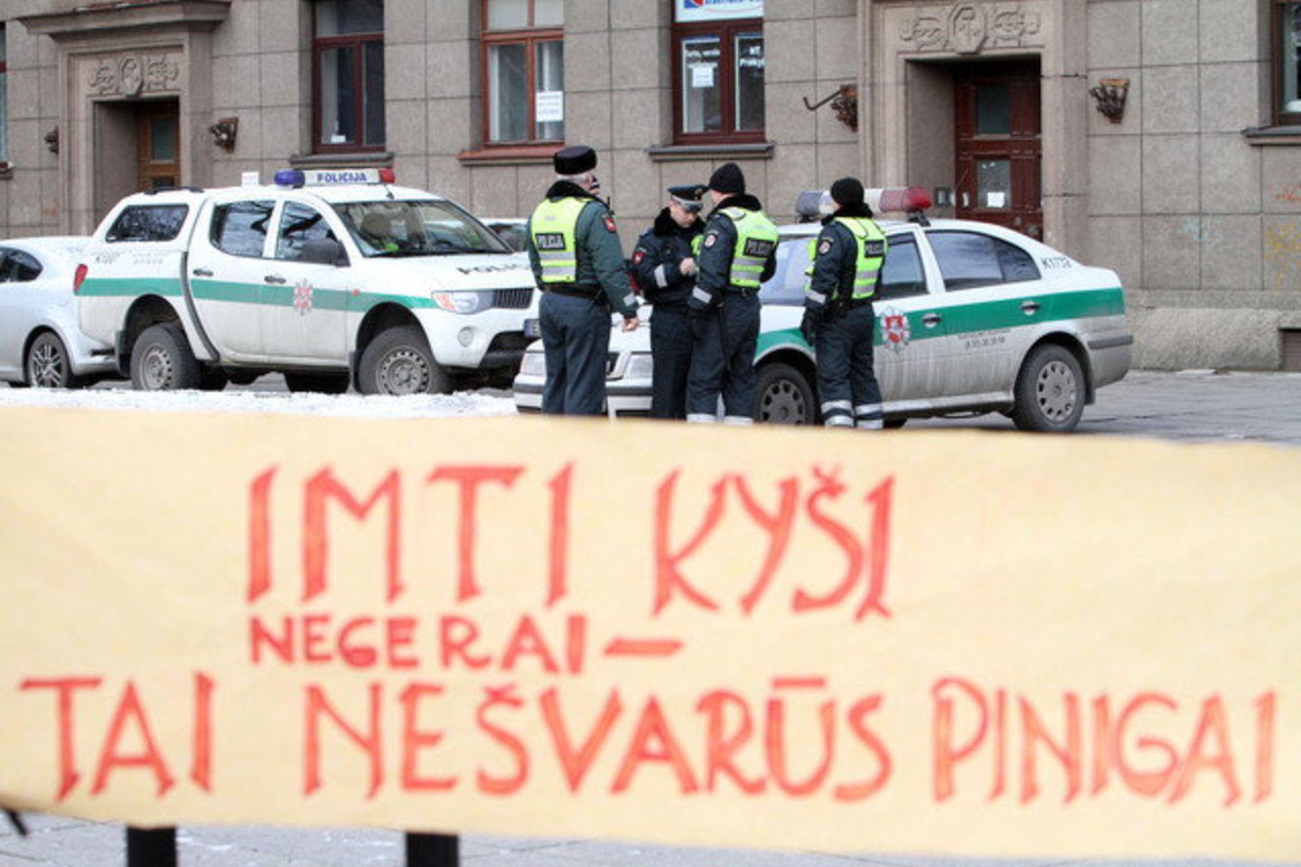Pradėtas ikiteisminis tyrimas dėl bandymo papirkti pareigūną.