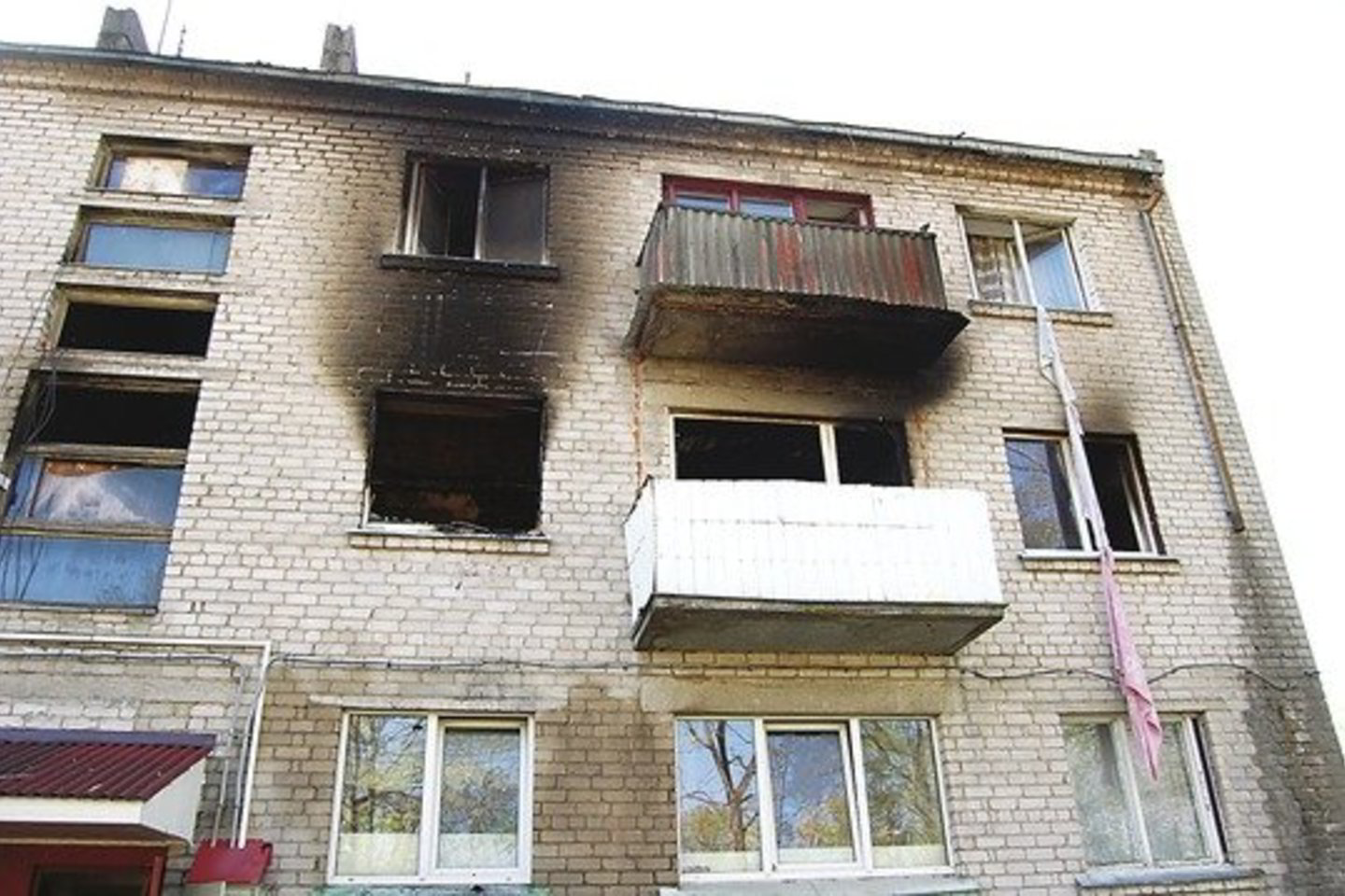 Užsiliepsnojus daugiabučiui Bartkuškyje, iš jo spruko visi čia gyvenusieji.