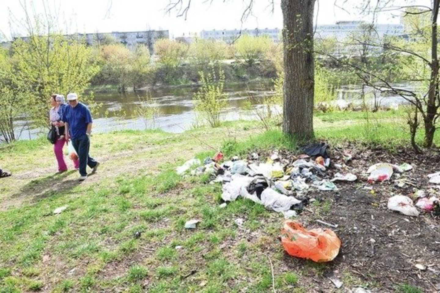 Vienoje gražiausių Vilniaus vietų – Neries pakrantėse Antakalnio ir Žirmūnų rajonuose akį rėžia įspūdingais šiukšlynais pavirtęs gamtovaizdis.