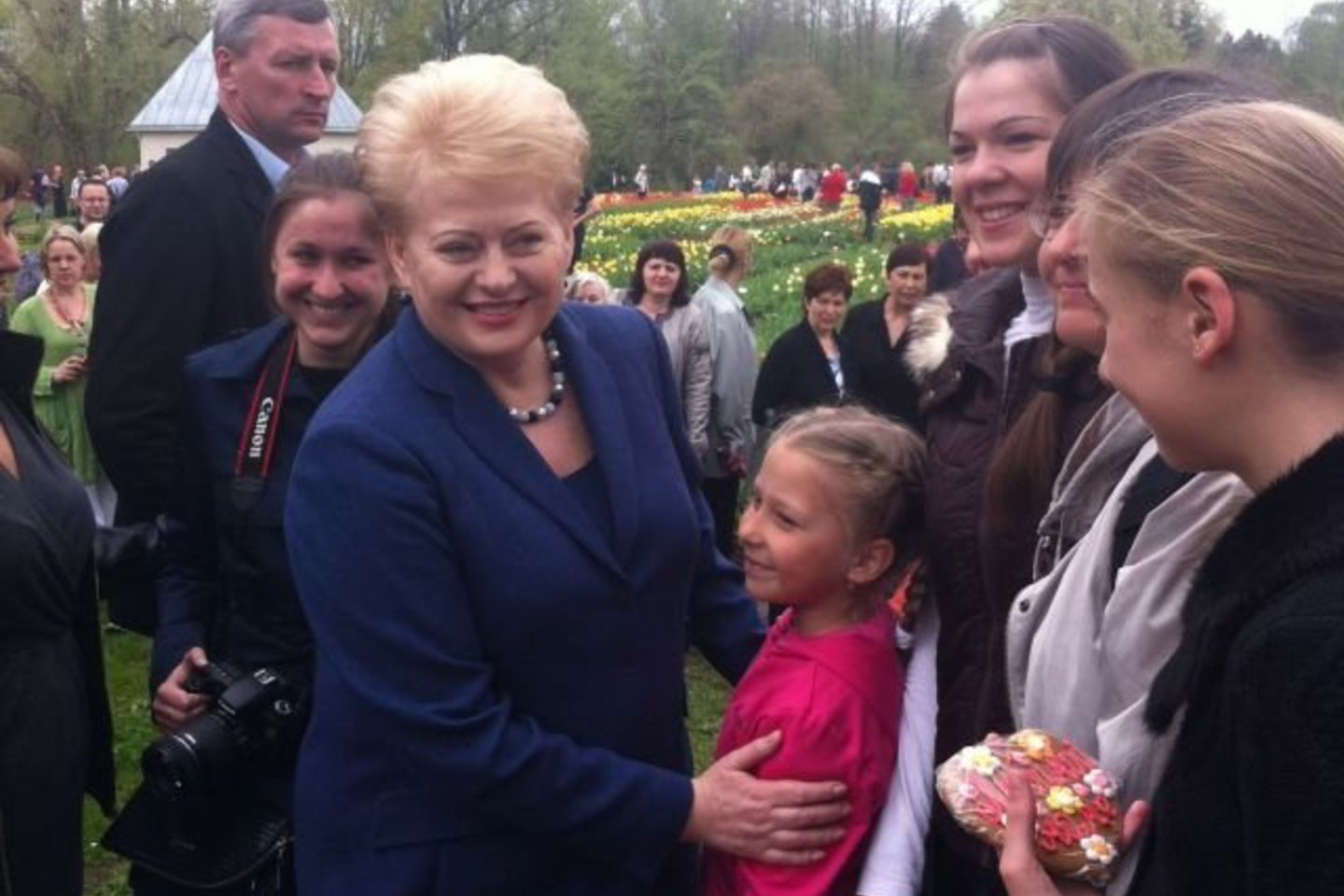 Prezidentė Dalia Grybauskaitė šeštadienį Burbiškio dvare atidarė Tulpių žydėjimo šventę.