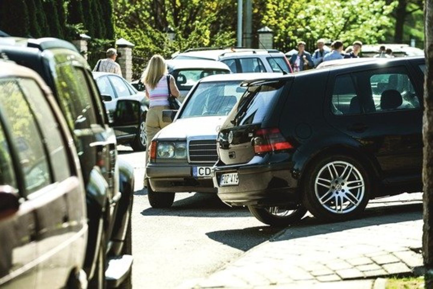 Karo veteranai ketvirtadienį nesigėdijo automobilių palikti ir ant šaligatvių.