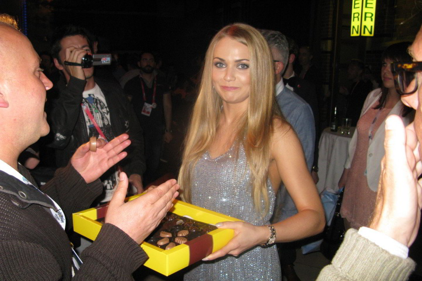 Aliona vaišina svečius.