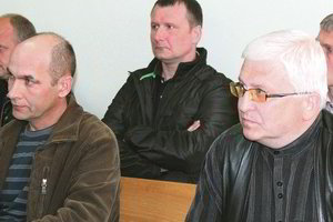 Teisme vienas buvęs pareigūnas atgailavo, kitas gynėsi