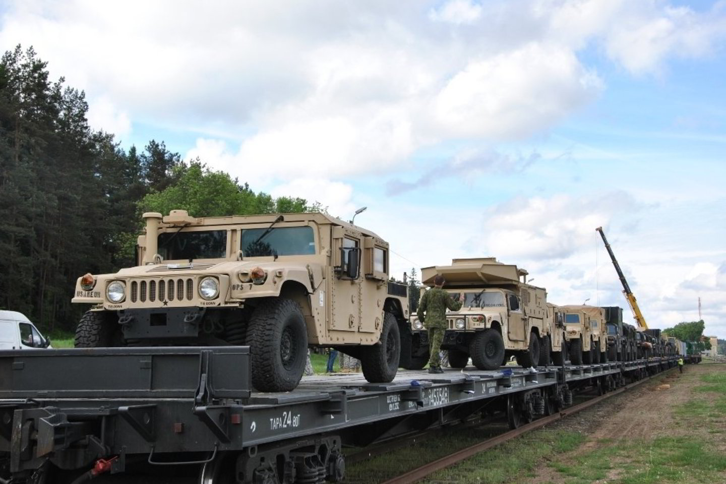 Amerikiečiai į Pabradę atgabeno karinę įrangą pratyboms Lietuvoje.<br>KAM