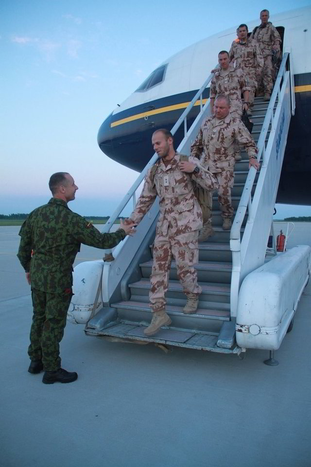 Grįžusius iš misijos karius pasitiko ir pasveikino Krašto apsaugos savanorių pajėgų vyriausiasis puskarininkis seržantas majoras Darius Masiulis.<br>T. Pakalniškis