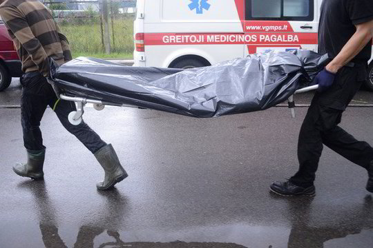 Vyras su irstančiu žmonos kūnu namuose praleido daugiau nei pusmetį