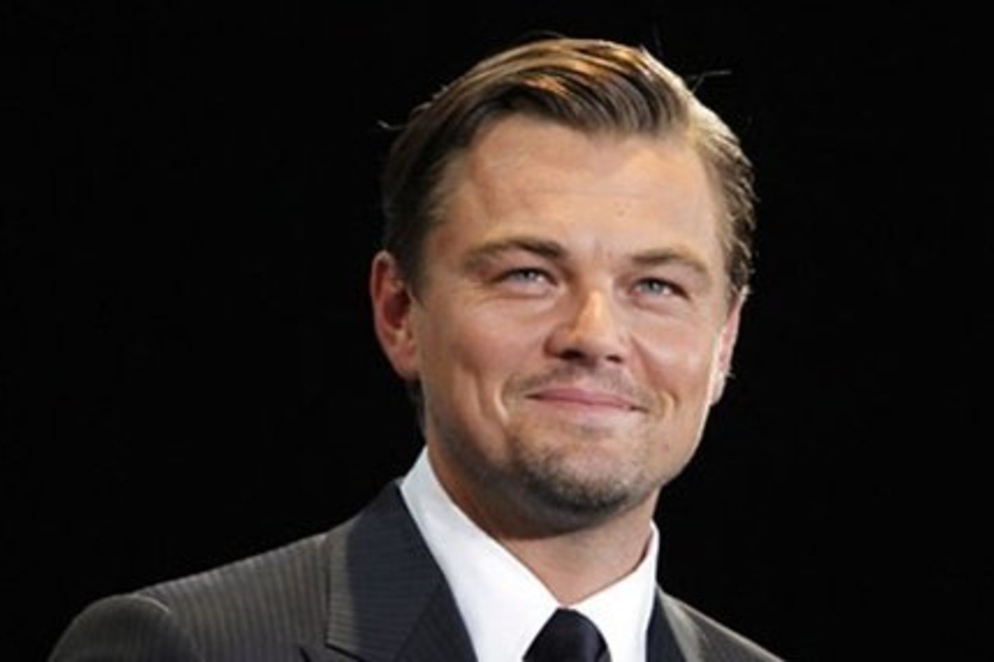 L.DiCaprio negali atsispirti apatinį trikotažą gundomai reklamuojančioms gražioms merginoms.