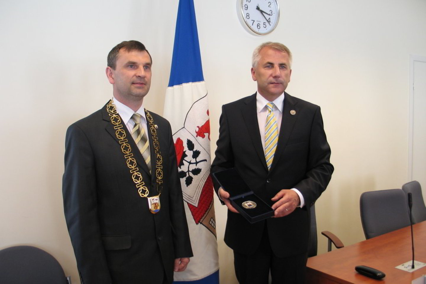 Garbės piliečio vardas V. Ušackui (dešinėje) suteiktas už iniciatyvas visuomeninio ir kultūrinio gyveninimo srityse, už tarptautinio bendradarbiavimo tradicijų puoselėjimą ir krašto reprezentavimą užsienio šalių atstovams.