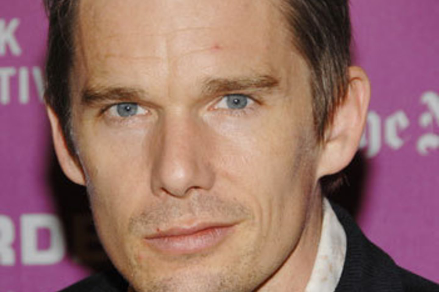 Holivudo aktorius Ethanas Hawke'as teigia niekada nepamiršiantis, kaip bučiavosi su savo kolege Angelina Jolie.