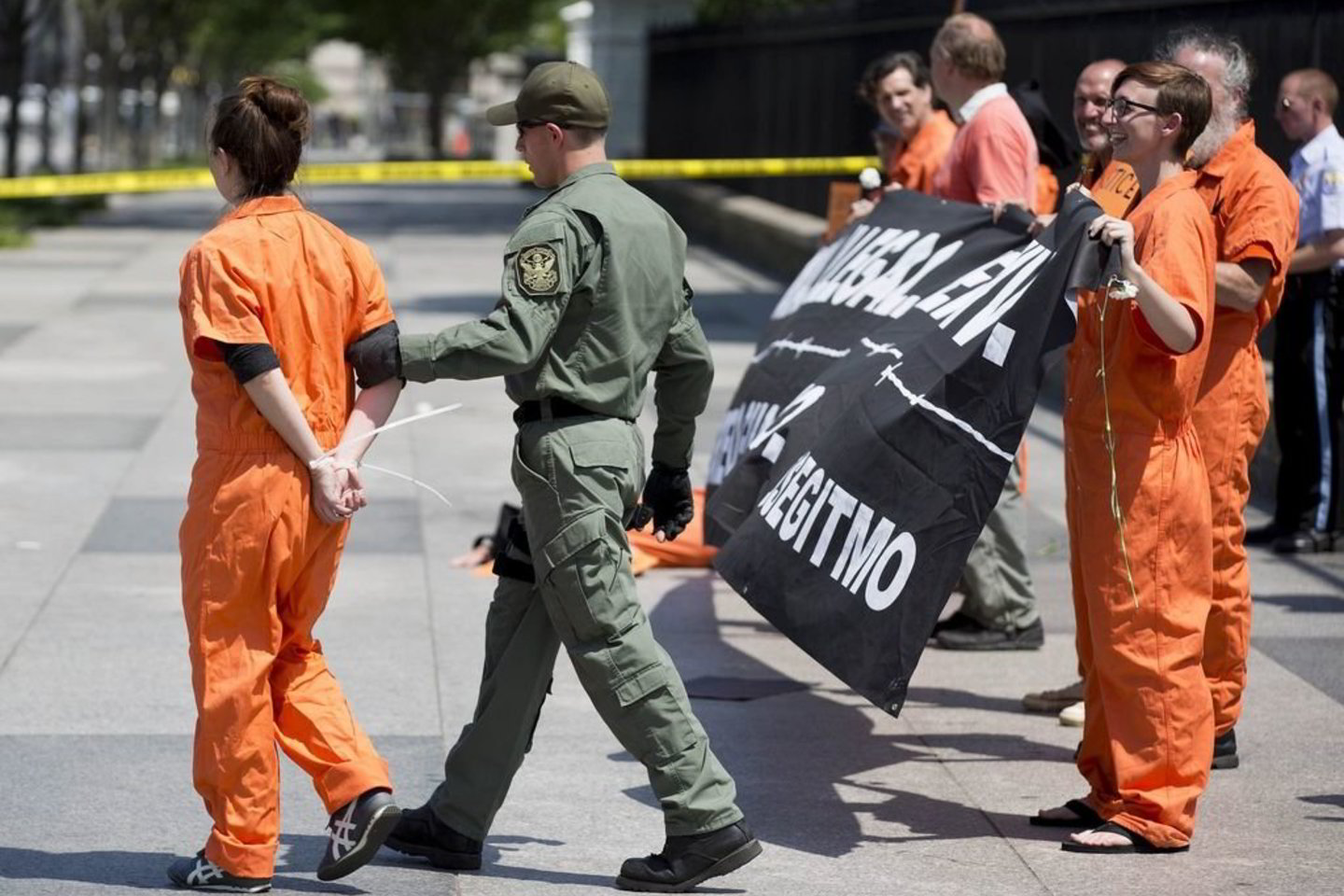 Amerikiečiai protestuoja prieš vis dar neuždarytą Gvantanamo kalėjimą.