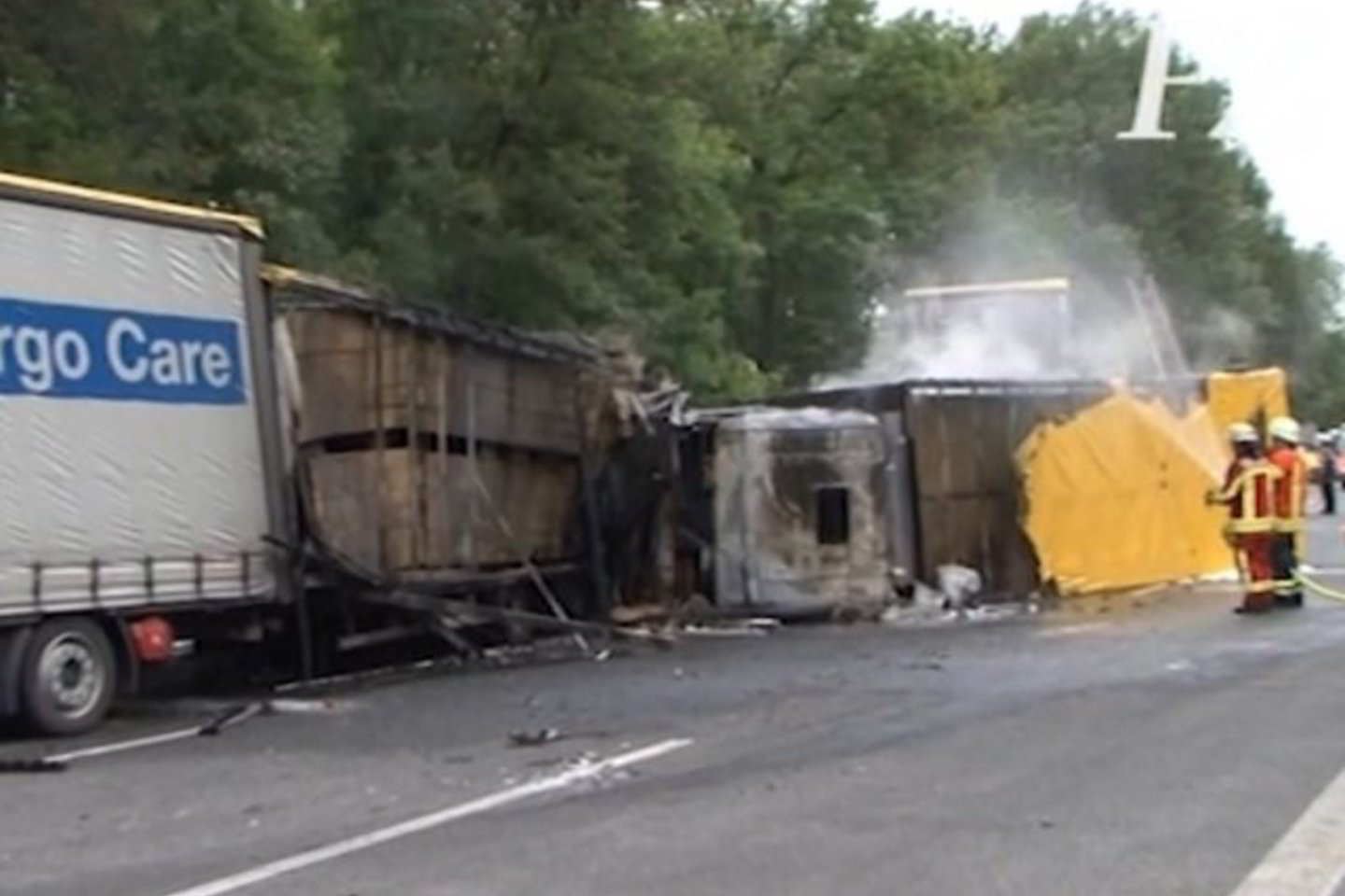 Po smūgio užsidegė cheminės medžiagos, kurias vežė vilkikas. Liepsnos apėmė ir lietuvių mikroautobusą.