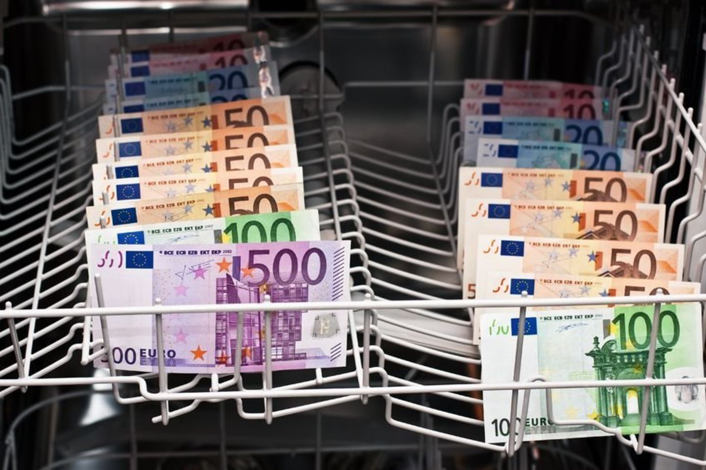 Europos Komisijos duomenimis, mokesčių vengimas ES valstybėms per metus kainuoja 1 trln. eurų.
