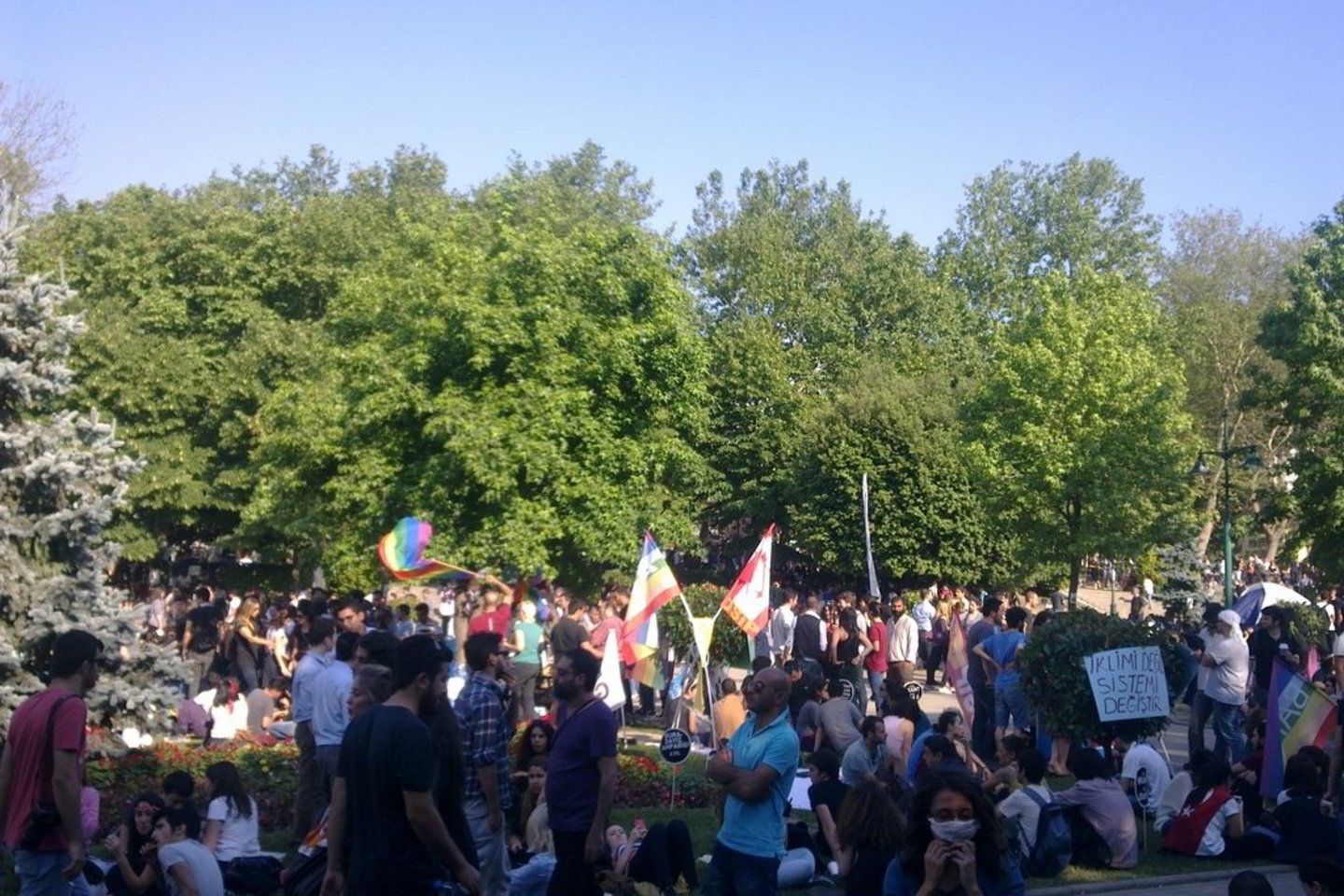 Protestuotojai dieną ir naktį budi aikštėje prie parko, kurio medžius turėjo versti buldozeriai.