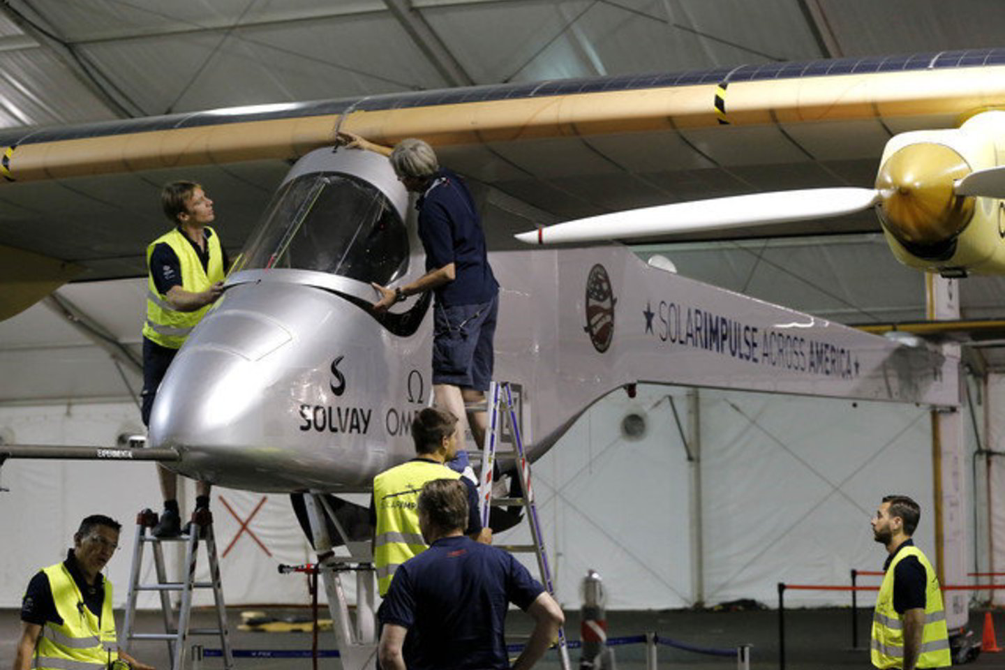 Lėktuvas „Solar Impulse“, pilotuojamas vieno šveicaro nuotykių ieškotojo, antradienį paryčiais nutūpė Misūrio mieste Sent Luise.
