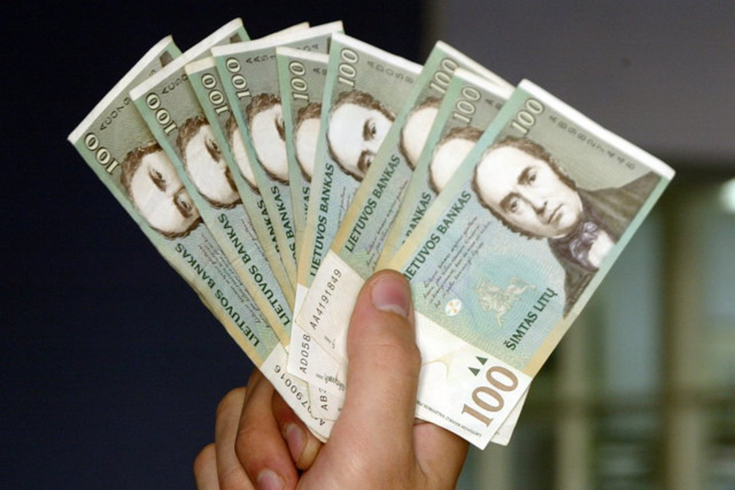 Vyras 100 litų banknotą suvalgė.