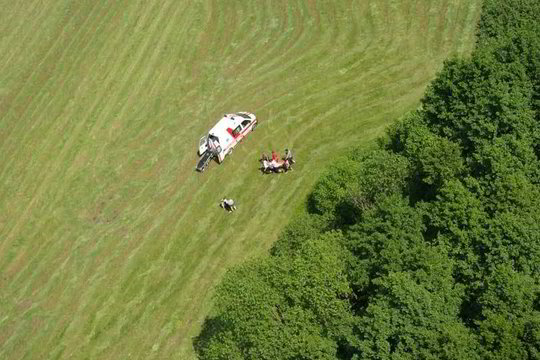 Dvi paras ieškotą senolį pasieniečiai rado gulintį pelkėje