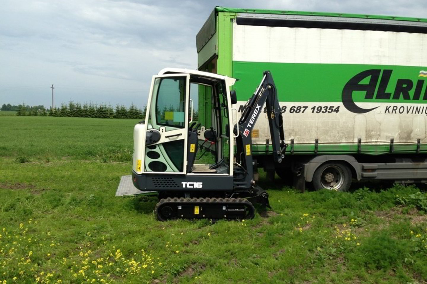 Pareigūnai užklupo penkis vyrus, kurie ruošėsi į sunkvežimį pakrauti pardavimui jau paruoštą ekskavatorių „Terex TC 16“. Šalia rasti dar du tokie patys ekskavatoriai. Nustatyta, kad ši technika pavogta Danijoje.