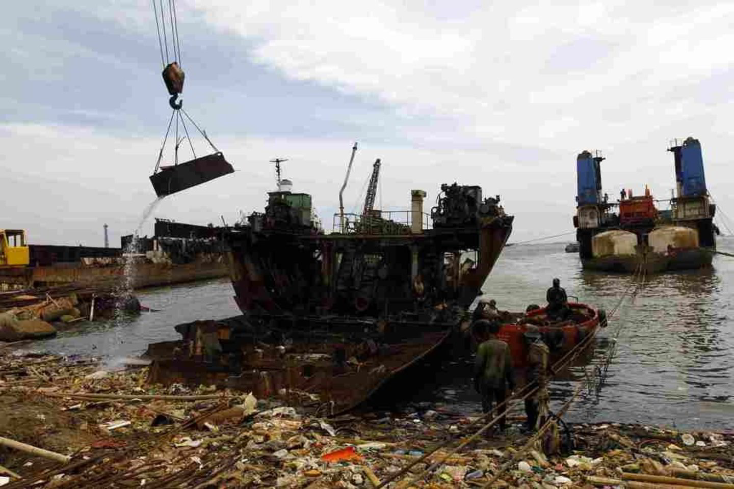 Indonezijai būdingas didelis vulkaninis ir seisminis aktyvumas.