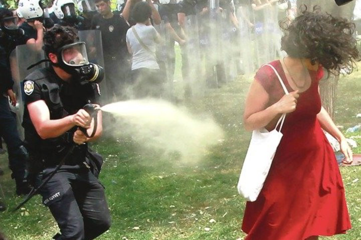Ši policijos smurtą liudijanti nuotrauka tapo nuo praėjusio savaitgalio Turkijoje nesiliaujančių protestų simboliu.