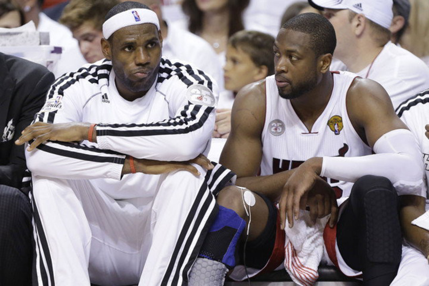 L. Jamesas (kairėje) ir D. Wade'as neišgelbėjo „Heat“.<br>AP