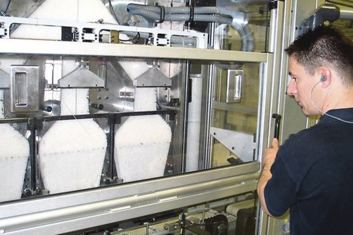 Klaipėdos fabrike jau pradėtos gaminti ir cigarečių filtrų tūtelės.