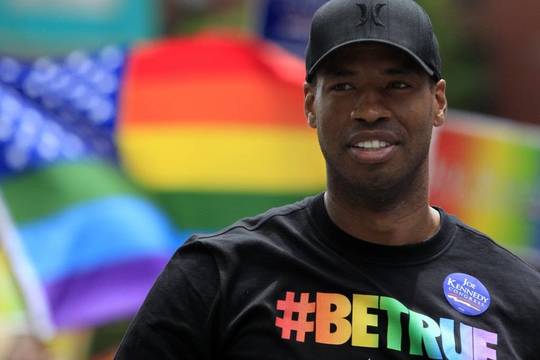 Svajonės išsipildymas: NBA krepšininkas J. Collinsas dalyvavo gėjų parade Bostone