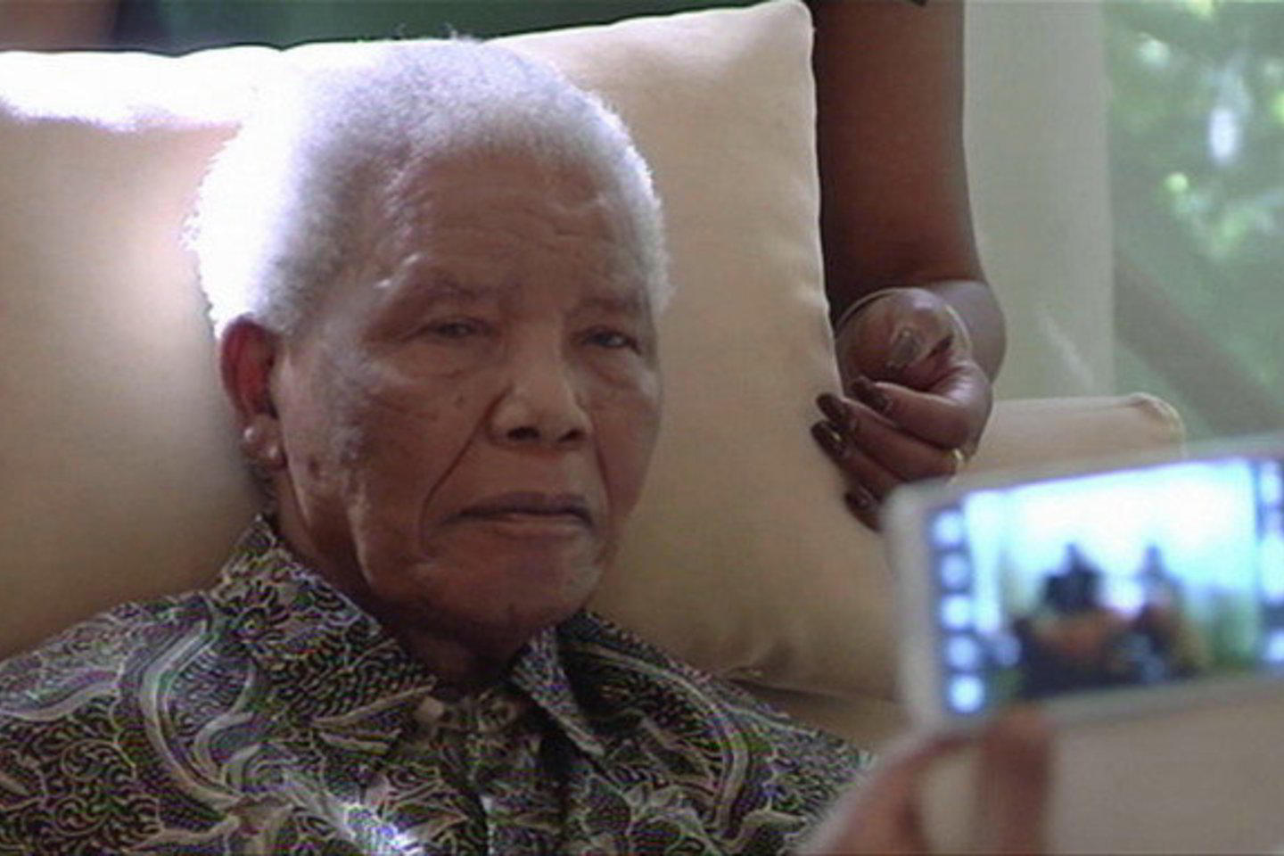 N. Mandela jau seniai pasitraukęs iš politikos ir nesirodė viešumoje nuo 2010 metų, tačiau jis tebėra iškilus simbolis PAR viešajame gyvenime.