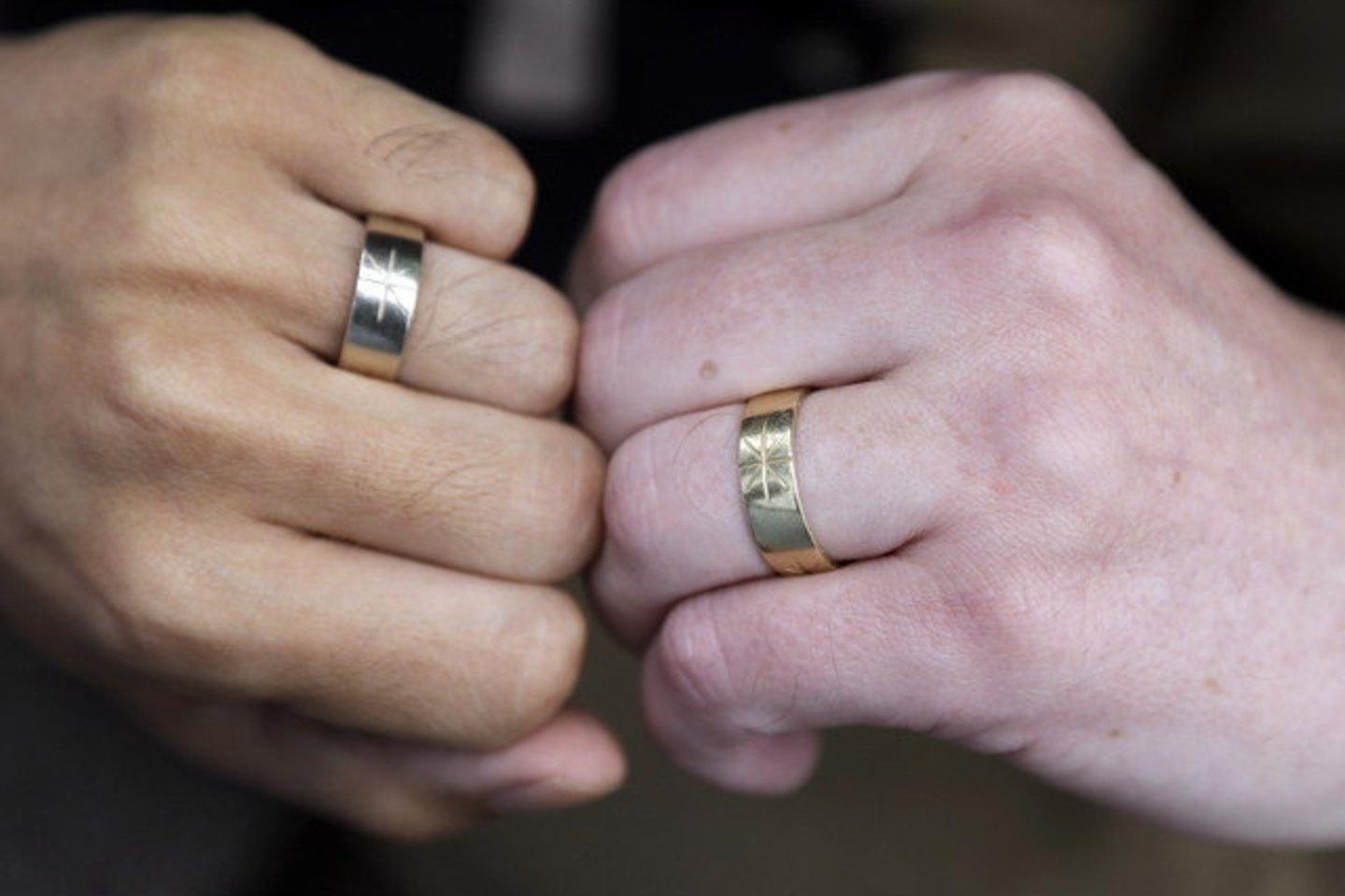 2011 metais viena apklausa parodė, kad 73 proc. rumunų nenorėtų, jog jų kaimynystėje gyventų homoseksualus žmogus, o 45 proc. nepageidauja turėti tokių bendradarbių.