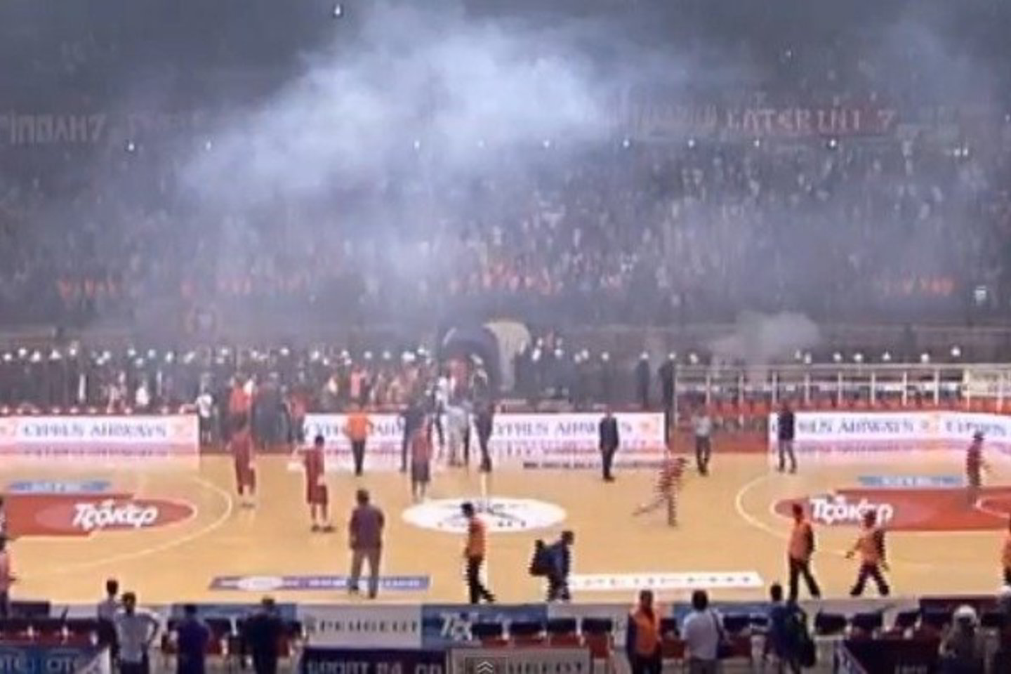 Trečiosios Graikijos čempionato finalo rungtynės tarp Pirėjo „Olympiakos“ ir Atėnų „Panathinaikos" sustabdytos.