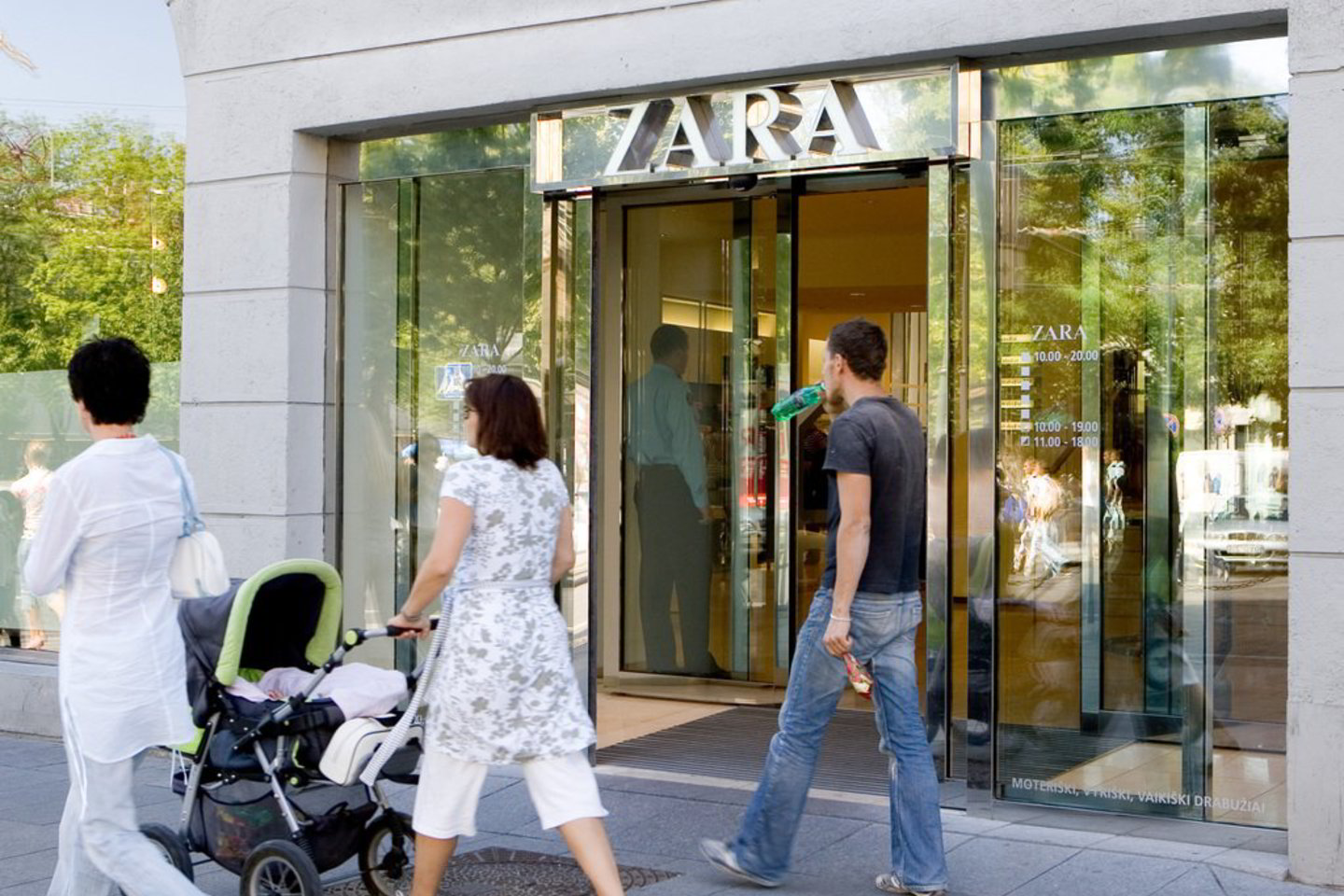 Didžiausia drabužių mažmeninės prekybos įmonė pasaulyje - „Zara“ savininkė „Inditex“ paskelbė apie silpniausią pelno augimą per ketverius metus.