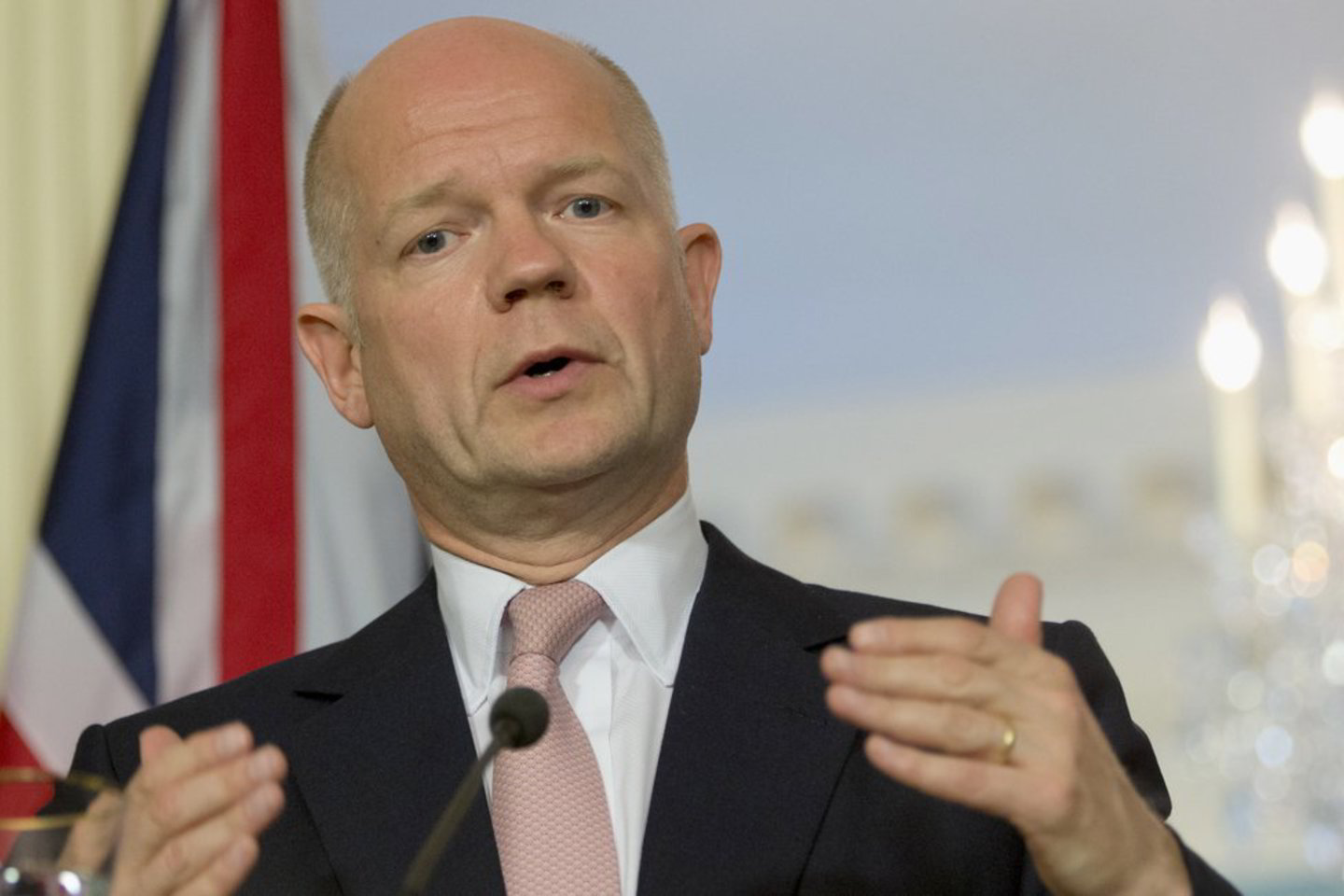 Pasak W. Hague'o, B. al Assadas „atrodo besiruošiantis naujiems puolimams, sukeldamas pavojų šimtų sirų, kurie jau dabar išgyvena desperatišką (būtiniausių atsargų) stygių, gyvybėms ir saugumui“.