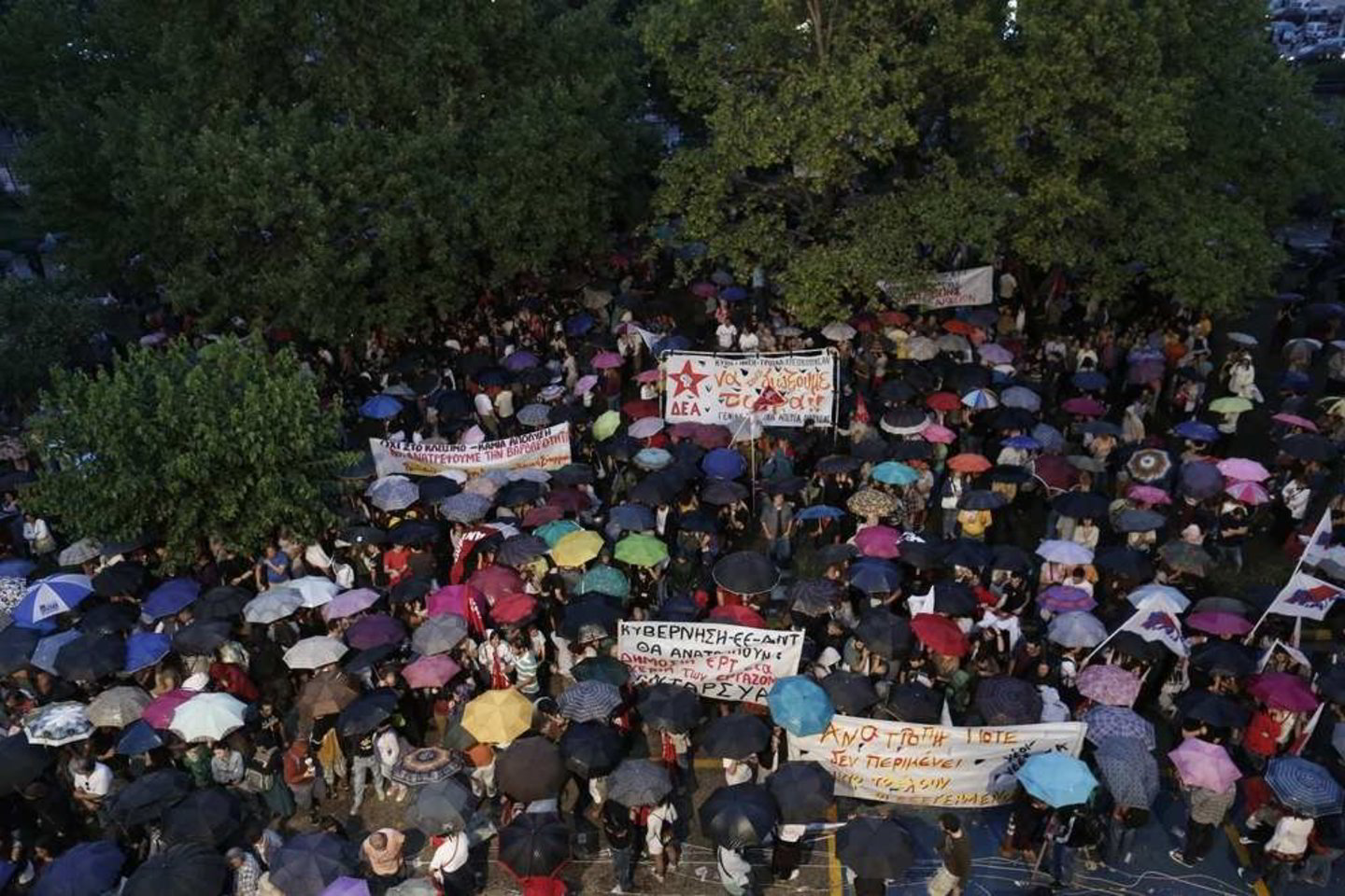 „ERT uždarymas prilygsta valstybės perversmui“, - sakoma pagrindinės profesinės sąjungos GSEE pareiškime.
