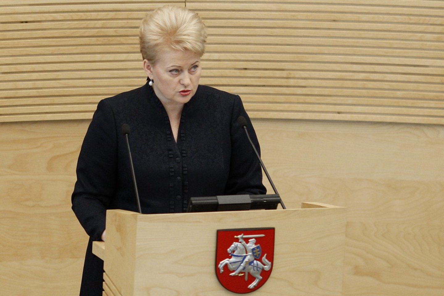 „Šiandien, stovėdami čia ir prisimindami okupacijos, genocido ir sovietmečio represijų aukas, mes visi privalome liudyti tiesą, net jeigu ji kažkam atrodo nepatogi ar nereikalinga“, - sako prezidentė.