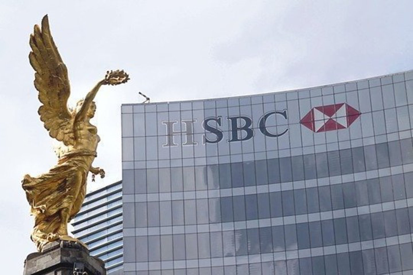 Bankas HSBC sumažino Indijos ekonomikos augimo prognozę šiais finansiniais metais nuo 6 iki 5,5 procentų.