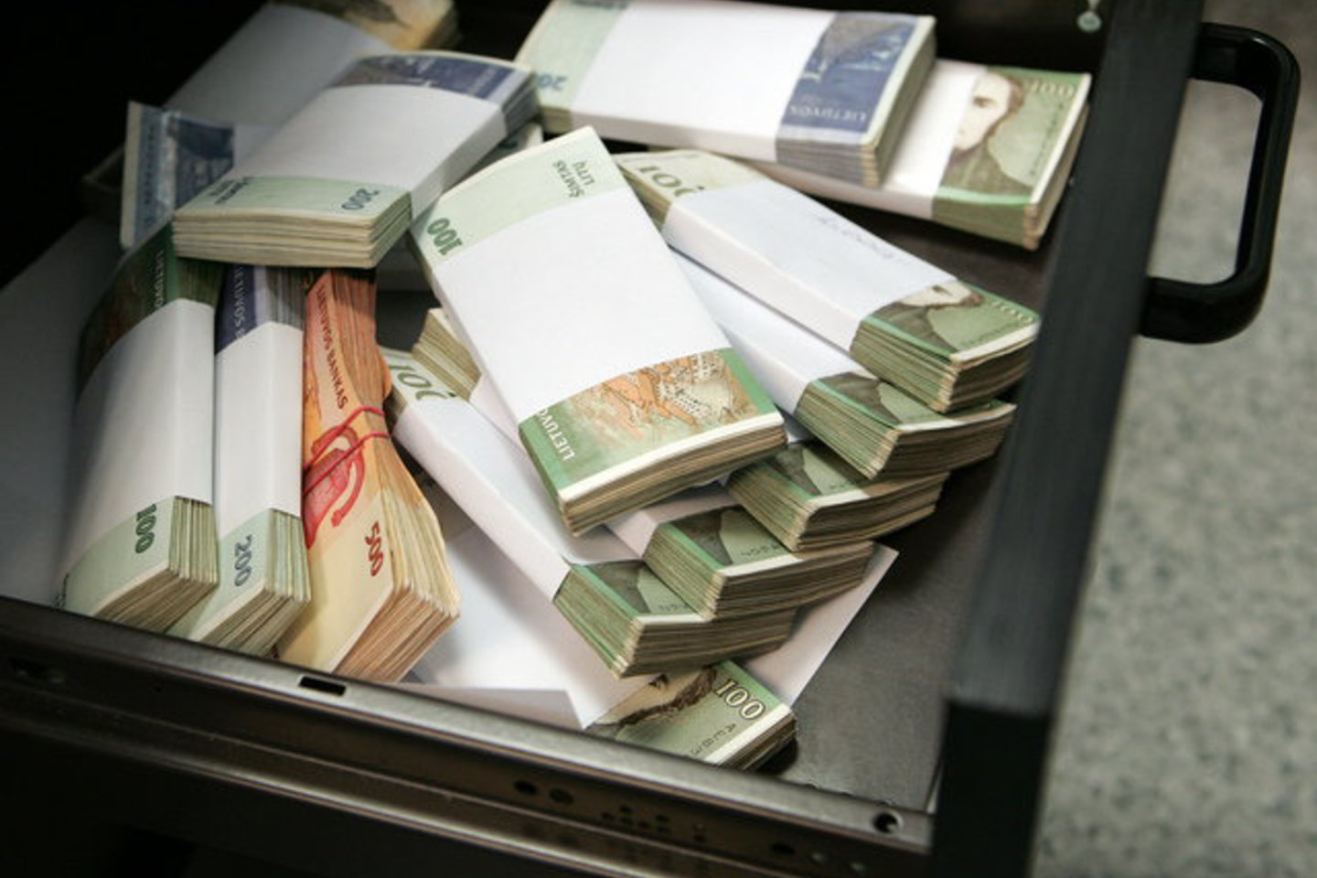 Patvirtintame 2013 metų valstybės biudžeto plane numatyta gauti 18 mlrd. 150 mln. litų pajamų.