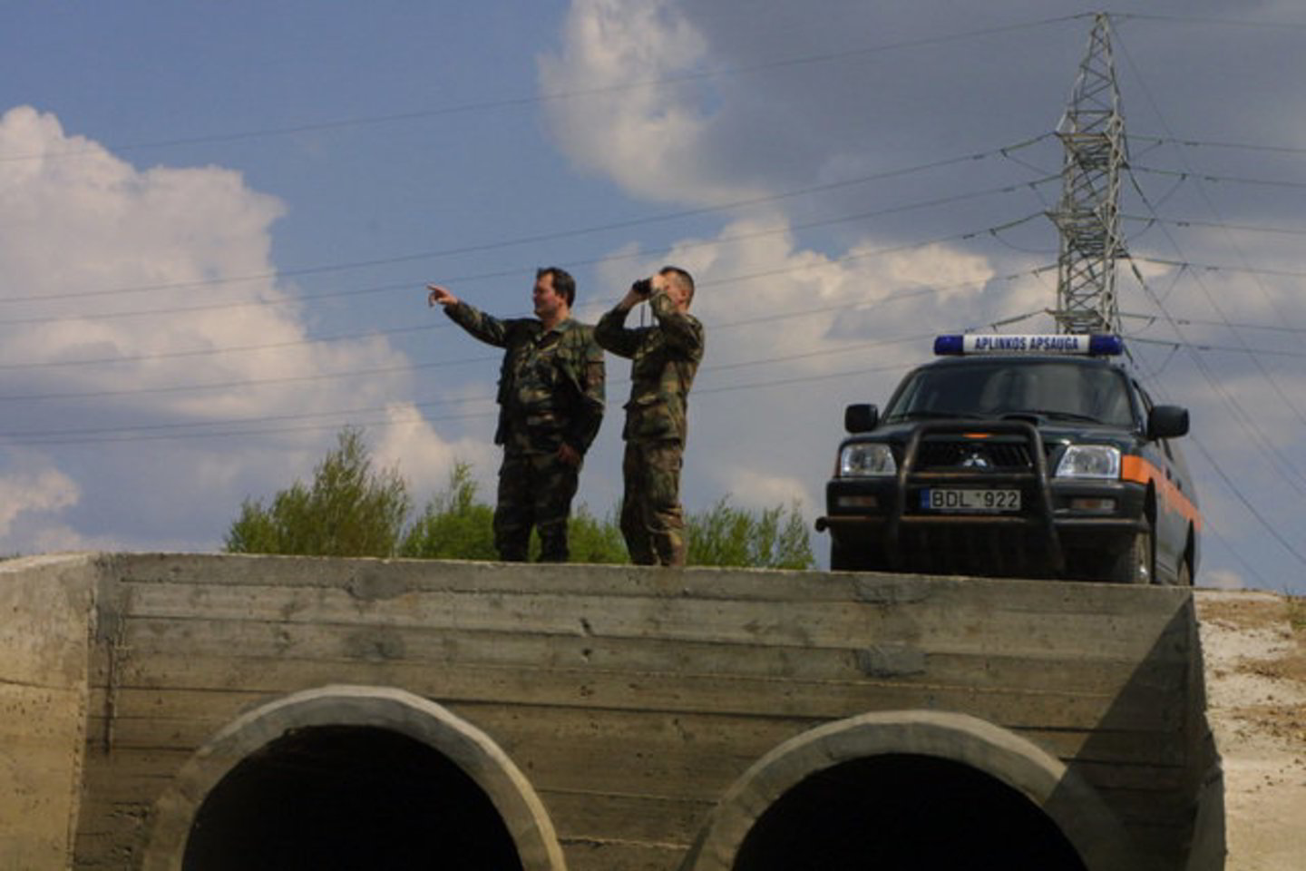 Brakonierių guminėje valtyje pareigūnai aptiko du tinklus su dešimčia lynų ir aštuoniais karosais.