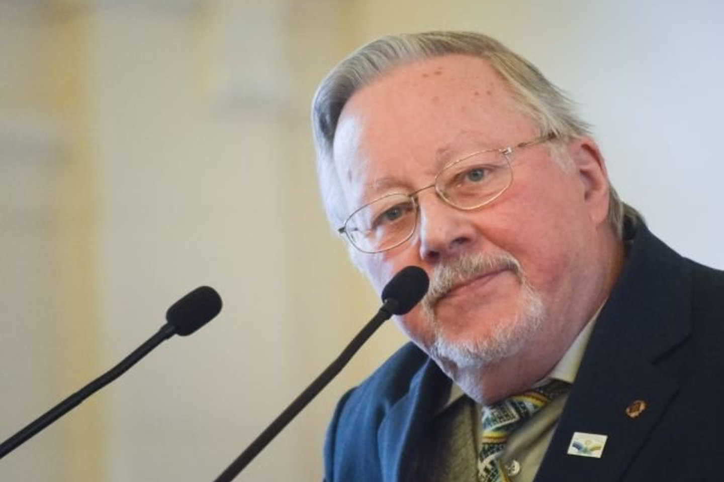 Anot V. Landsbergio, lašas po lašo ir akmenį pratašo: „O tas akmuo yra - abejingumo, nežinojimo, žmonių mintys užimtos kitais dalykais ir įnešti ten naują žinojimą ir dar atjautą, ir naują supratimą, tai reikalauja laiko“.