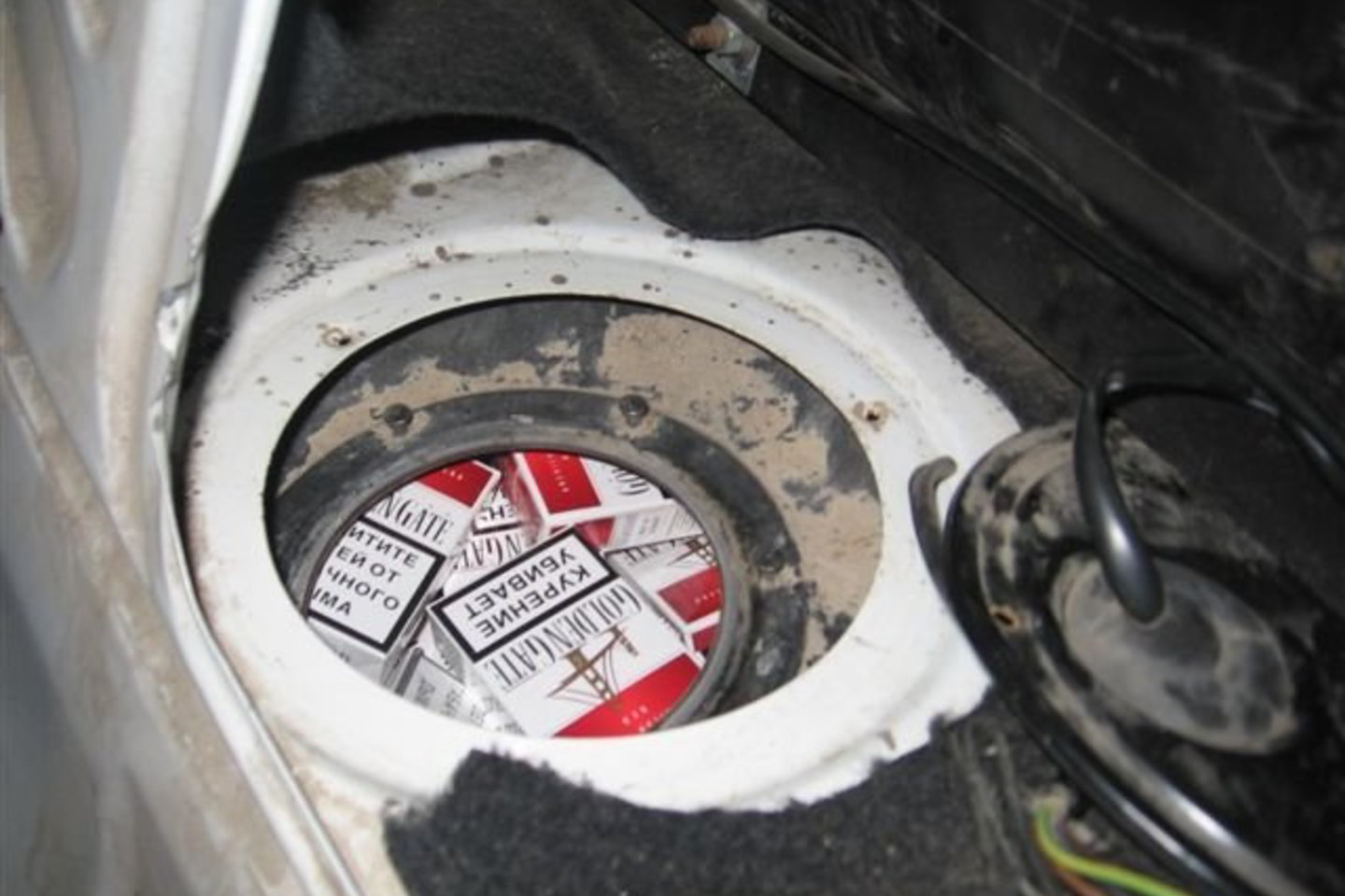 Nuodugniai automobilį apžiūrėję pasieniečiai bei muitininkai mašinoje aptiko net kelias cigarečių slėptuves.