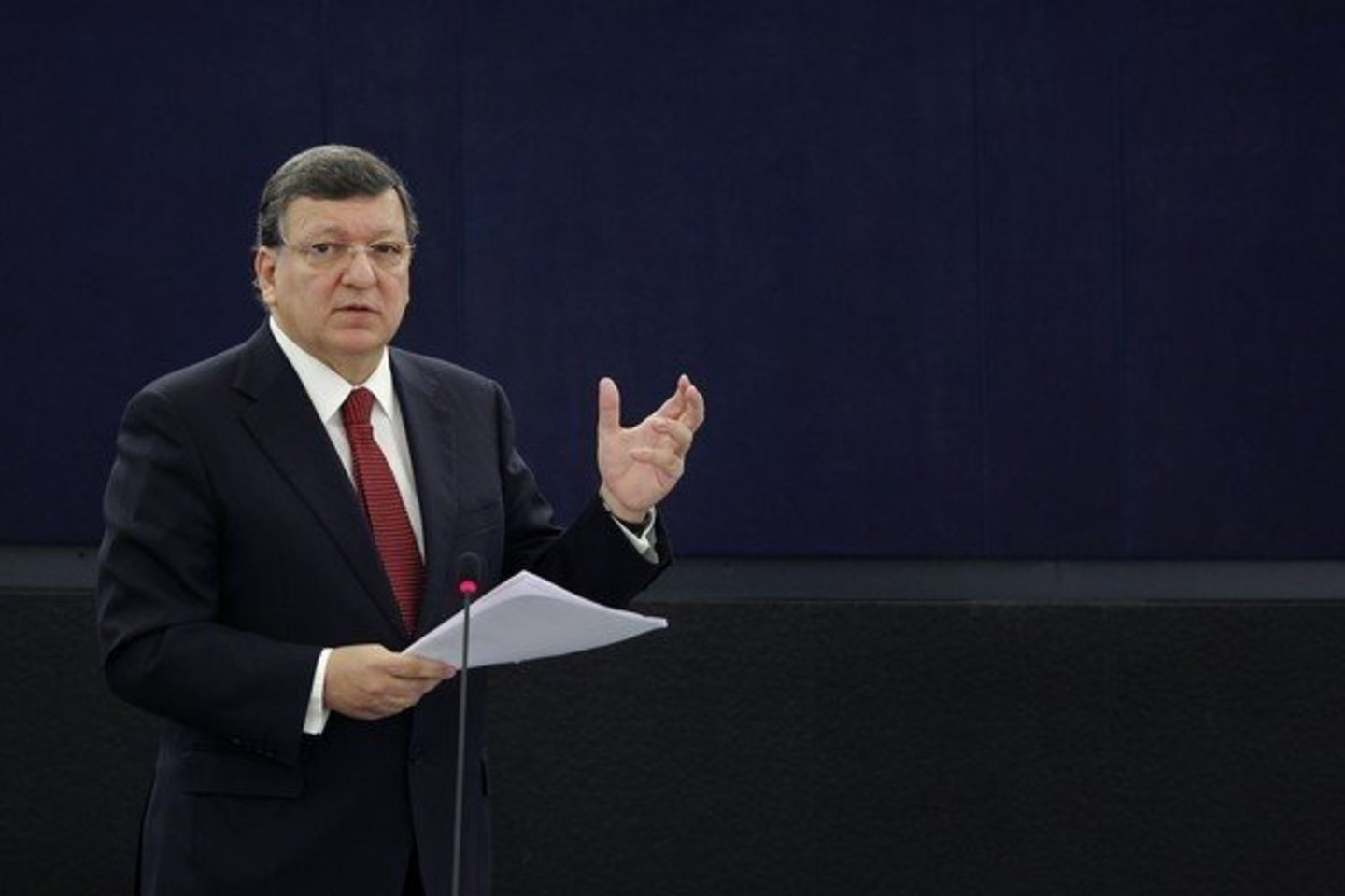 „Ateityje, pabrėžiu, ateityje tai bus įmanoma, jeigu vyriausybės nori, kad Europos institucijos visiškai prisiimtų atsakomybę“, - kalbėjo J. M. Barroso.