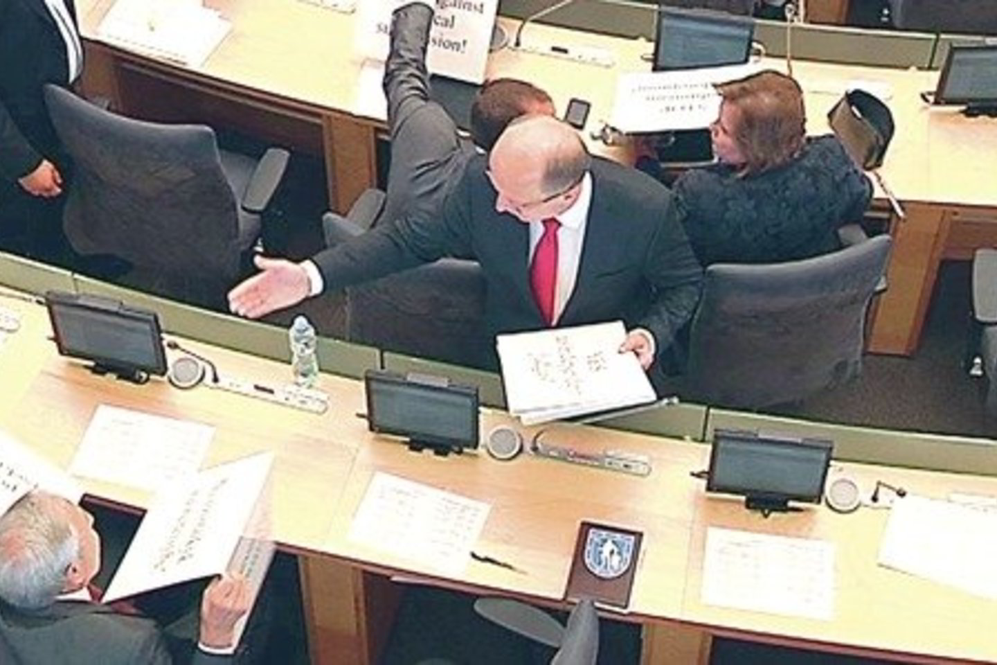 Prieš kelias dienas A. Kubilius lakstė po Seimo salę ir bandė surinkti „darbiečių” plakatus (nuotr.), o prieš keletą metų konservatorius padėjo surengti demonstraciją „tvarkiečiams”.