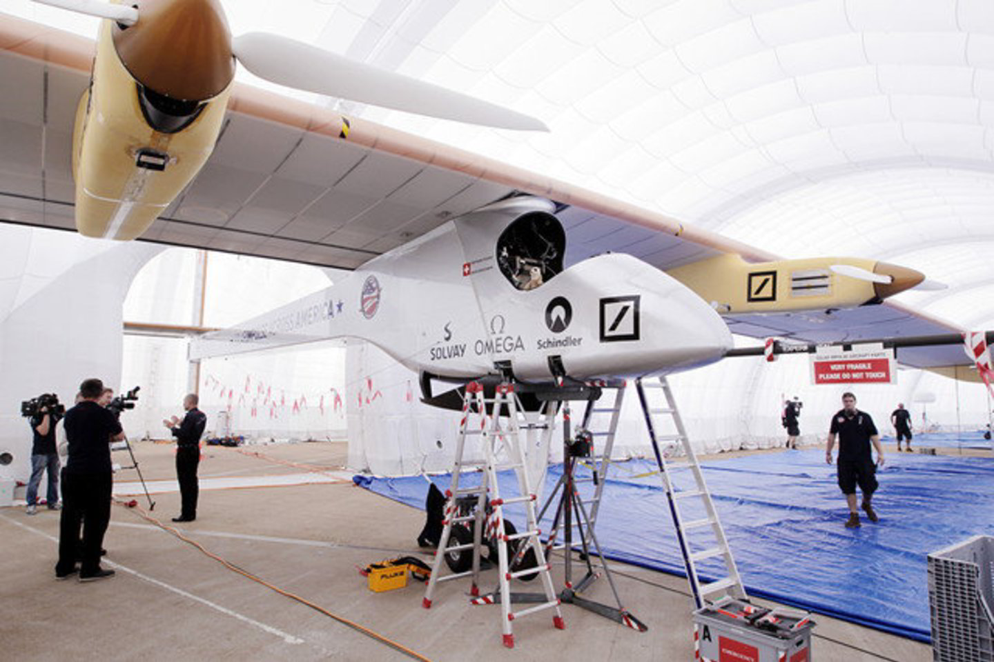 „Solar Impulse“ paprastai tupia naktį, kai eismas oro uostuose sumažėja.
