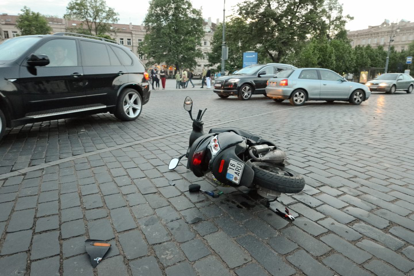 Šiandien po pietų Kauno rajone buvo sužeistas motorolerio vairuotojas, atsitrenkęs į kelio ženklą.