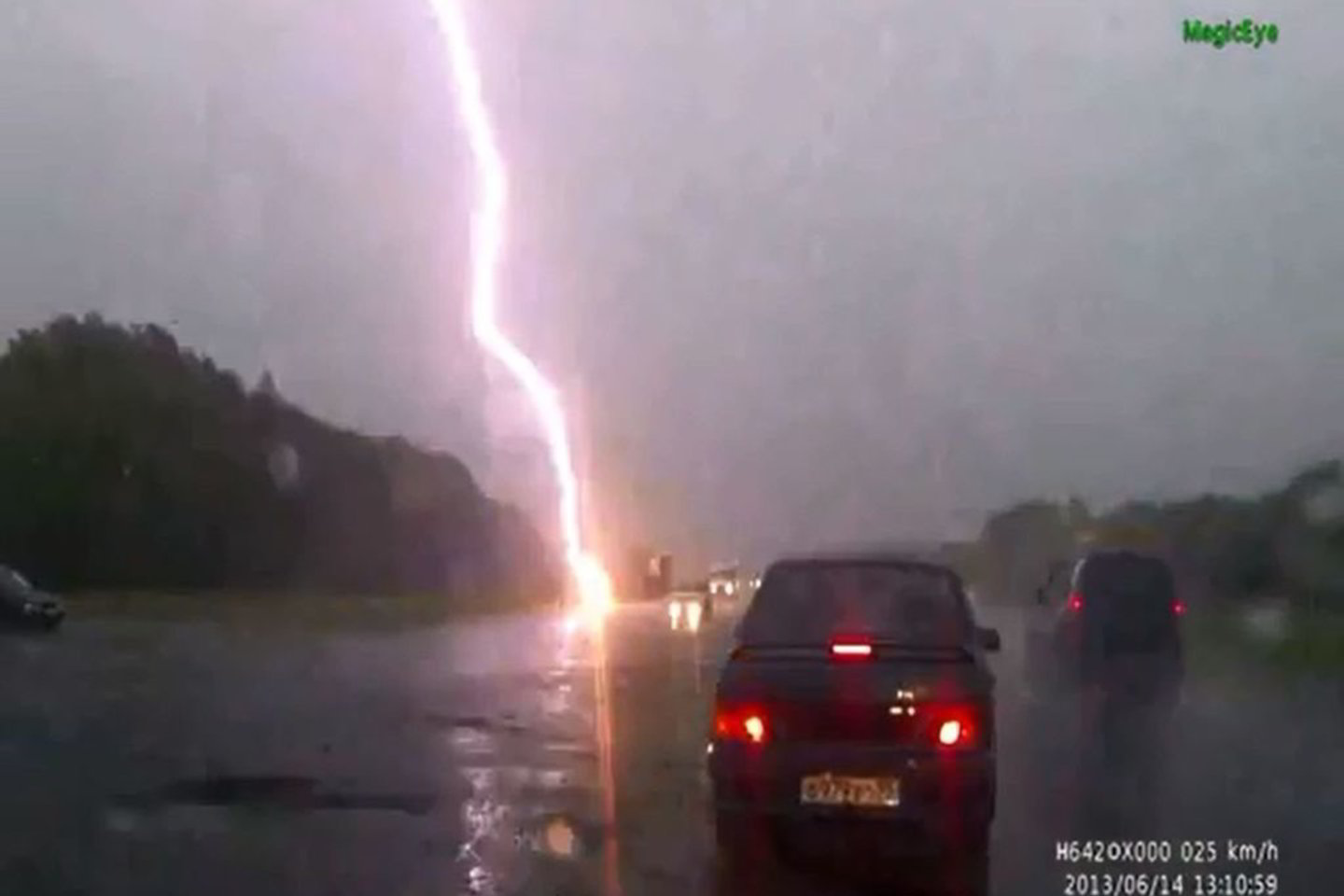 Įraše matyti, kaip moterį su mergaite staiga pakerta žaibas, ir jos abi krenta.